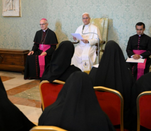 O Papa: no silêncio, cultivar a atenção e ser sensível à voz de quem é ignorado