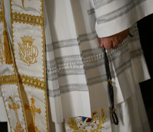 Papa reza o terço em Lourdes: Corramos com confiança em direção a Maria