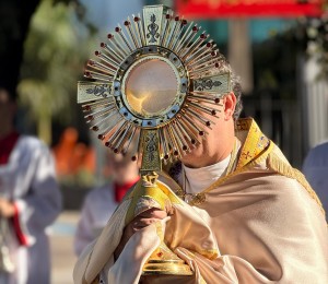 Paróquia São Pedro Apóstolo reúne milhares de fiéis na Solenidade de Corpus Christi