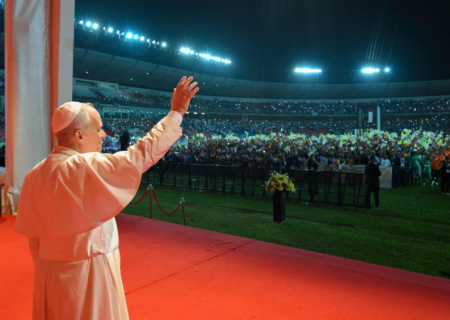 O Papa: a luz da caridade, cultivada nos lares e vivida na fé, pode transformar o mundo