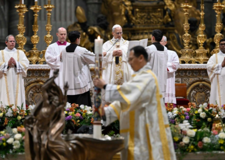 O Papa: ressuscitados com Cristo, podemos dar vida a um mundo novo, de paz e de unidade