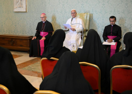O Papa: no silêncio, cultivar a atenção e ser sensível à voz de quem é ignorado