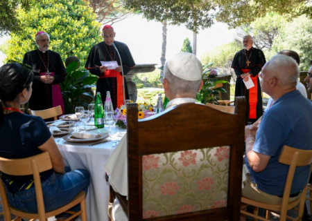 À mesa com os últimos: no encontro com o outro revela-se o rosto do Evangelho