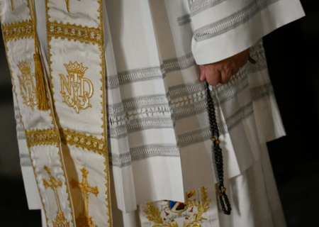 Papa reza o terço em Lourdes: Corramos com confiança em direção a Maria