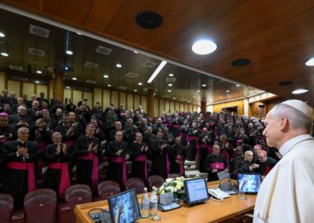 O Papa: a Igreja não está isolada do mundo, mas anuncia a esperança