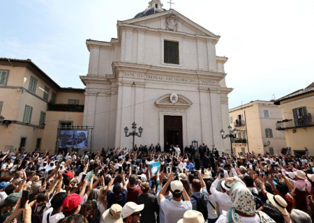O Papa: missas de agosto em Assis, Rimini e duas vezes em Castel Gandolfo