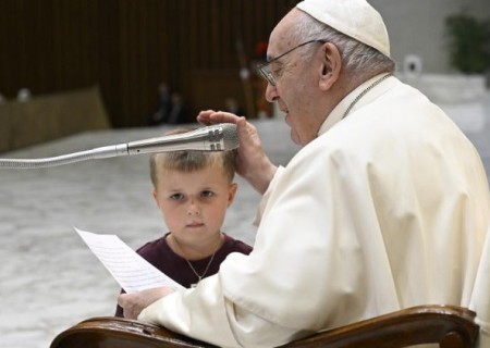 Papa: a aliança das pessoas idosas e das crianças salvará a família humana